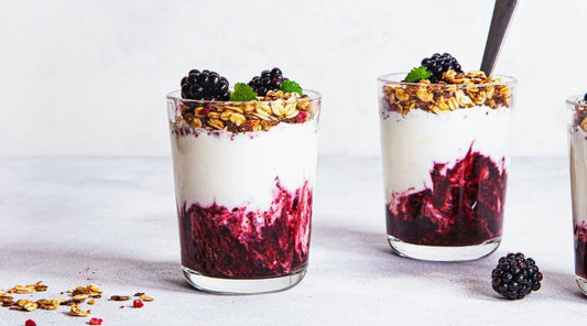Sunn bærparfait med yoghurt og granola – med ekstra helseboost fra OptiMSM, Mind Body Boost og Biotic Boost