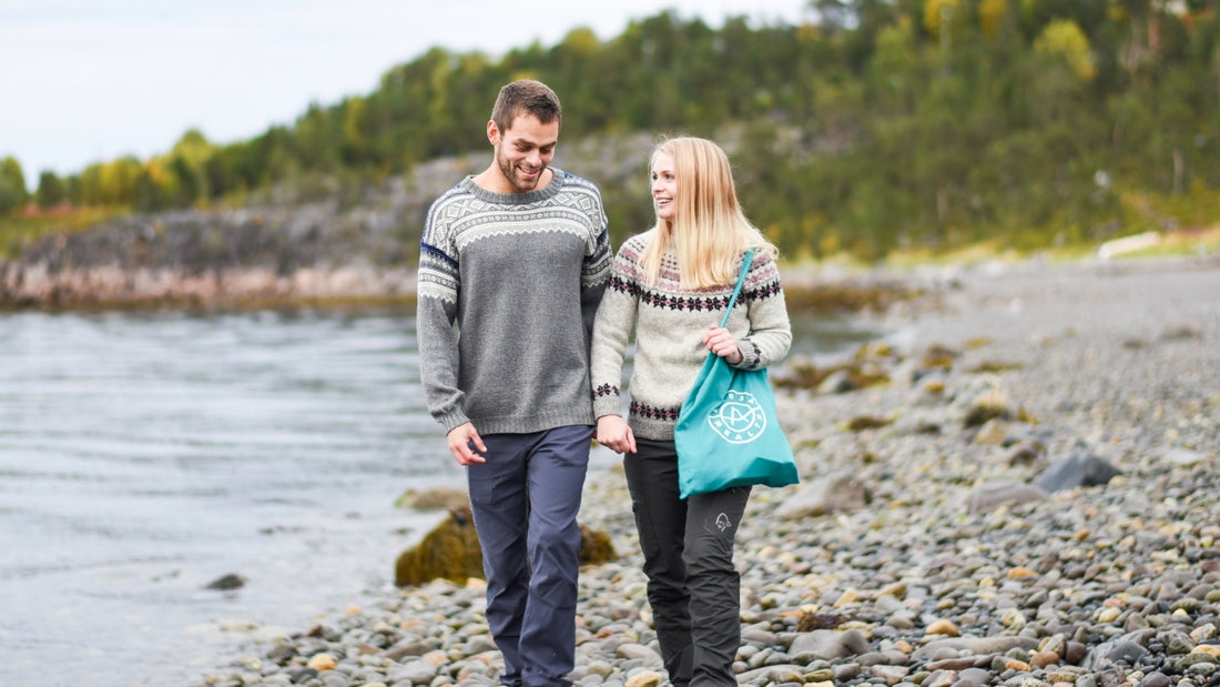 En mann og en dame går på en norsk steinstrand. De har strikkegensere på og smiler. Teksten handler om den rødmende effekten til niacin